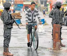  ?? FOTO: WILTON JUNIOR/ESTADÃO ?? Tensão. Militares do Exército vigiam a Vila Kennedy, no Rio