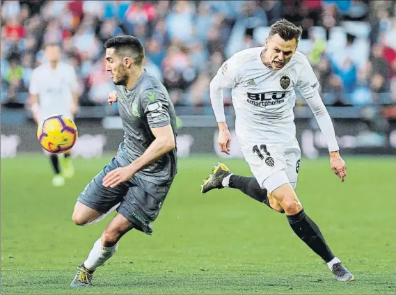  ?? FOTO: EFE ?? Joseba Zaldua protege el balón ante el avance de Cheryshev