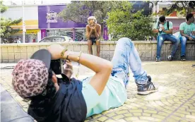  ?? MERY GRANADOS ?? Un participan­te fotografía al habitante de la calle Jaime Alonso en el Paseo Bolívar.