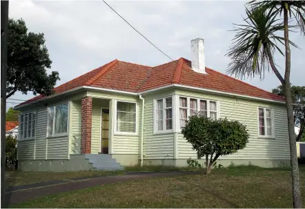  ?? SIMON DEVITT ?? A World War II era state house, with weatherboa­rd cladding and a tiled roof.