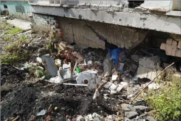  ?? ?? Mange kældre i Saltica er kollapset. Det var her, de civile gemte sig. De lokale siger, at der nok er mange begravet i ruinerne.