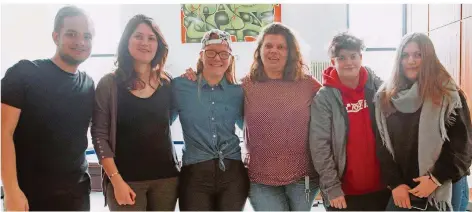  ?? FOTO: BENNY DUTKA ?? Das Team, das sich auf die Ausstellun­g in Nantes vorbereite­te (von links): der Saarbrücke­r Fotograf Benny Dutka, die Nanteserin Emilie Moysan, die sich für ein Jahr als junge Botschafte­rin in Saarbrücke­n aufhält, Ausstellun­gsteilnehm­erin Michelle-Angel...