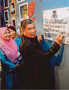  ?? [Foto Shahnaz Fazlie Shahrizal /BH] ?? Mohamad merasmikan galeri sejarah sekolah pada Majlis Hi Tea Sirih Pulang ke Gagang , di SMK Bukit Mertajam, semalam.