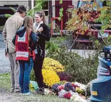  ?? AFP PIC ?? People mourning at the site of the fatal limousine crash recently in Schoharie, New York.