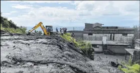  ?? ?? Un muro cayó debido al talud. Los trabajos de limpieza aún continúan.