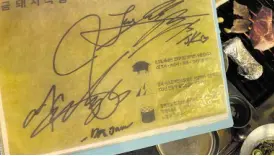  ??  ?? The menu signed by Jimin and Jungkook