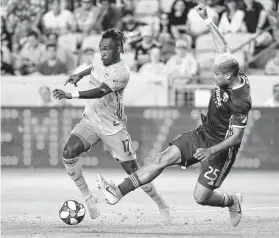  ?? Brett Coomer / Staff photograph­er ?? The Dynamo must find a way to replace the offensive impact of forward Alberth Elis, left, who leads the team with six assists. He is sidelined with a concussion.