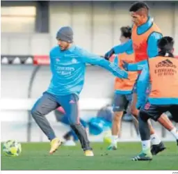  ?? EFE ?? Eden Hazard controla un balón acosado por Varane en la sesión de ayer.