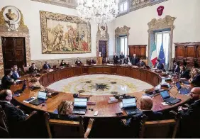  ?? Ansa/LaPresse ?? Centro del potere La facciata esterna di Palazzo Chigi, a Roma, e la sala interna dove si riunisce il consiglio dei ministri