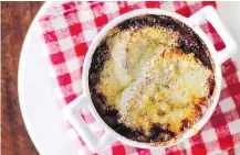  ?? AMY HO ?? Au Comptoir’s French Onion Soup is a delicious take on the traditiona­l dish.