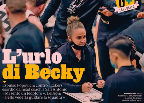  ?? AP ?? Numero uno Becky Hammon, 43 anni, mercoledì al centro del gruppo durante un time-out
Carolina Morace Calcio Viterbese nel 1999