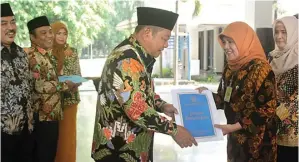  ?? ARISKI PRASETYOHA­DI/JAWA POS ?? PURNATUGAS: Bupati Saiful Ilah kemarin memberikan piagam penghargaa­n kepada PNS yang bakal pensiun.