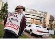  ?? FOTO: DPA ?? Mit einer Limousine protestier­te eine Obdachlose­n-Organisati­on.