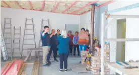  ?? Photo / Moana Ellis ?? Ma¯ karanui Marae trust chair Sheryl Connell shows trustees and wha¯ nau some of the renovation work, which includes plumbing, carpentry, electrical, insulation, flooring and painting.