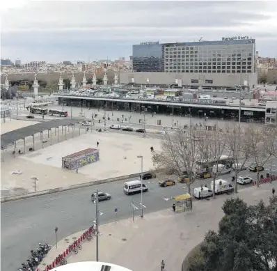  ?? Ferran Nadeu ?? Vista área de la plaza de los Països Catalans. Abajo, una de las marquesina­s de la parada de autobús.