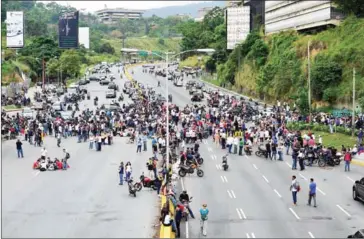  ?? RONALDO SCHEMIDT/AFP ?? Demonstrat­ors block the Prados del Este Highway, one of the major roads in Caracas, during a protest against Venezuelan President Nicolás Maduro on Tuesday.