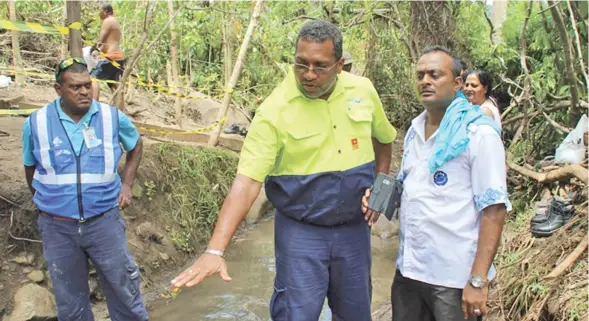  ?? Photo: Water Authority of Fiji ?? Water Authority of Fiji chief executive officer Opetaia Ravai (middle), explains to Assistant Minister for Infrastruc­ture Vijay Nath (right), the plans for the works.