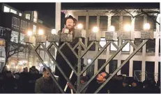  ?? ARCHIV-FOTO: WOI ?? Rabbi Bakan entzündete den öffentlich­en Chanukka-Leuchter in der Neusser Innenstadt im Jahr 2017.