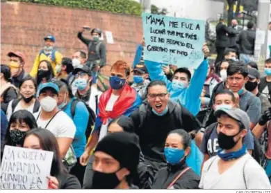  ?? CARLOS ORTEGA / EFE ?? Los estudiante­s se sumaron a los manifestan­tes que protestaro­n el martes por las calles de Bogotá.