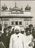  ?? PHOTO DIVISION/PIB ?? Former President Giani Zail Singh at the Golden Temple, June 1984