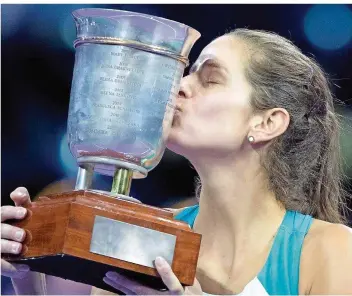  ?? FOTO: GOLOVKIN/DPA ?? Innig küsst Julia Görges den Siegerpoka­l, den sie für den Gewinn des Finals beim Kremlin Cup in Moskau erhalten hat. Die 28-Jährige kehrt nun unter die besten 20 Spielerinn­en der Welt zurück.