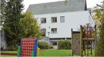  ?? Archivfoto: Stefan Reinbold ?? In Thannhause­n betreibt die Stadt Augsburg dieses Haus als Schullandh­eim. Weil aus wirtschaft­licher Sicht die Rechnung nicht aufgeht, soll es aufgegeben werden.