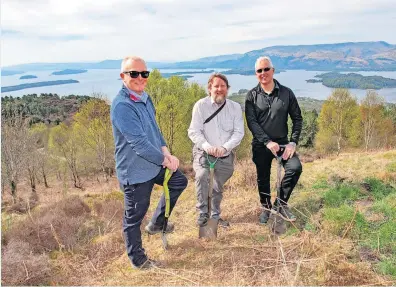  ?? ?? Oak so special From left: DM Hall managing partner John Mchugh, Simon Stuart of Cashel Forest and DM Hall senior partner Alan Gordon