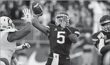  ?? STEPHEN DUNN/AP PHOTO ?? UConn quarterbac­k David Pindell throws a pass during the first half of last Saturday’s 49-7 loss to Cincinnati in East Hartford. The Huskies visit Memphis at the Liberty Bowl tonight.