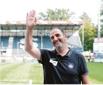  ?? Foto: Eibner/michael Bermel ?? Gute Laune: Mit dem 1. FC Heidenheim stieg Trainer Frank Schmidt (hier nach dem Sieg in Sandhausen) bis in die 2. Liga auf. Die Geschichte scheint aber noch nicht zu Ende zu sein.