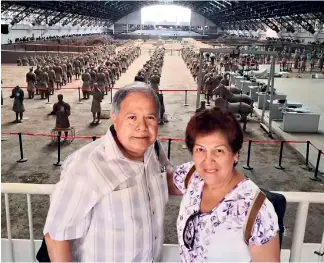  ??  ?? Nicanor Ramírez y su esposa en el Museo de Guerreros y Caballos de Terracota de Xi´an durante su reciente viaje por China.