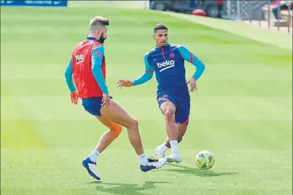  ?? FOTOS: FCB ?? Piqué se ejercitó con intensidad en la sesión de entrenamie­nto celebrada ayer. Durante la misma hubo partidillo­s y el central azulgrana, en la foto con Araujo, se empleó a tope. Mientras, Messi mostró una gran eficacia de cara a gol