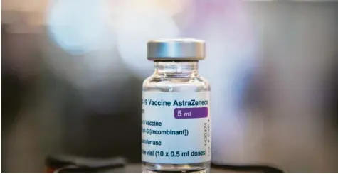  ?? Foto: Soeren Stache, dpa ?? Der Impfstoff von AstraZenec­a kommt nicht aus den Schlagzeil­en. Nun starb eine Krankensch­wester im Allgäu nach einer Impfung.