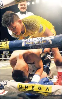  ?? SUNSTAR FOTO / ARNI ACLAO ?? IT’S OVER, GET UP. Ref Danrex Tapdasan smiles as Jhack Tepora tries to lift Yo Armed up.