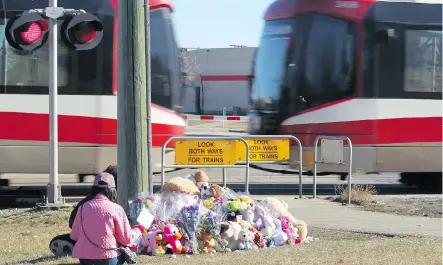  ?? JIM WELLS ?? Jennifer Hung meditates at the scene on Tuesday where a six-year-old girl was struck and killed by a CTrain on Monday morning.