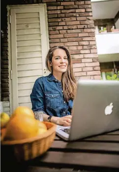  ??  ?? Ein Laptop hat sie (fast) immer dabei: Denise Schuster veröffentl­icht auf ihrem Blog „Foodlovin“toll bebilderte Rezepte.