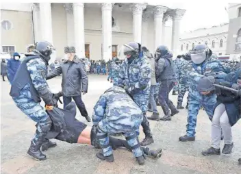  ?? FOTO: SEREBRYAKO­V/AP/DPA ?? Polizisten verhaften in Moskau einen Demonstran­ten während eines Protestes gegen die Inhaftieru­ng von Opposition­sführer Alexej Nawalny. Landesweit gab es wohl mehr als 5000 Festnahmen.