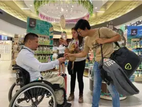  ?? CORTESÍA DE PLURA PARA LN ?? Isaac Muñoz Acuña trabaja desde el 22 de junio del 2019 en la tienda Britt del aeropuerto Juan Santamaría.