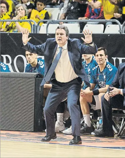  ?? FOTO: ACB PHOTO/A. PÉREZ ?? Sergi Valdeolmil­los hace indicacion­es a sus jugadores en el partido del sábado ante el Iberostar Tenerife