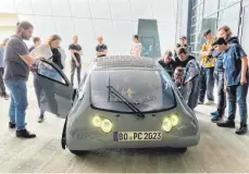  ?? FOTOS: STAY ?? So oder so ähnlich soll das selbstgeba­ute Solar-Auto mal aussehen: Die Rennfahrer stellen den Schülern des SFZ ihren grauen „Powercruis­er“vor.