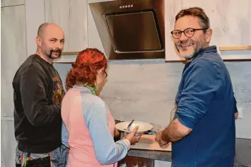  ?? Foto: Claudia Bader ?? Das gemeinsame Kochen mit Hans Schrott (rechts) vermittelt Dirk und Freddy das Gefühl, nicht allein gelassen zu sein. Die junge Frau will nicht erkannt werden.