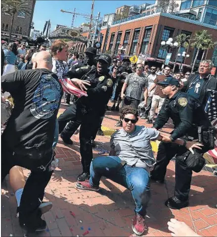  ?? MARK RALSTON / AFP ?? Partidario­s y detractore­s de Trump enfrentánd­ose en las calles de San Diego, el pasado viernes