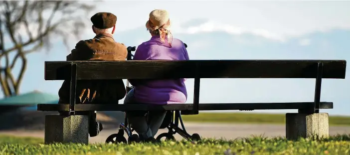 ?? SYMBOL-FOTO: FELIX KÄSTLE/DPA ?? Die alternde Gesellscha­ft sucht Wege, wie Menschen möglichst lange selbstbest­immt leben können. Seniorenge­nossenscha­ften sind einer von vielen Ansätzen.