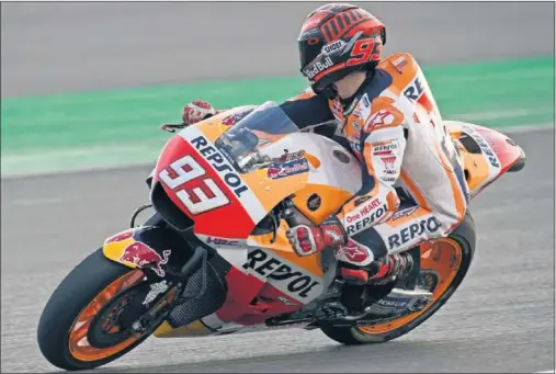  ??  ?? FAVORITO. Márquez terminó séptimo en los test de Qatar, circuito que no se le da muy bien a Honda, sin embargo sigue siendo el favorito.