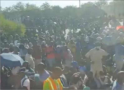  ??  ?? A screengrab showing thousands of Zimbabwean­s wanting to cross into South Africa stranded at Beitbridge Border Post yesterday