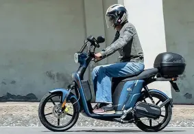  ?? ?? Askoll eS2 EVOlution 2.8 è uno scooter elettrico con due batterie estraibili agli ioni di litio che consentono di coprire 71 km