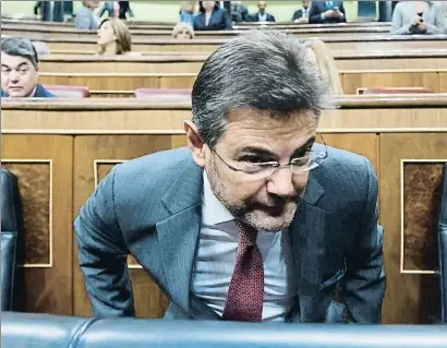  ?? DANI DUCH ?? El ministro de Justicia, Rafael Catalá, toma asiento en su escaño en el Congreso en la dura sesión de ayer