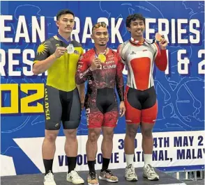  ?? ?? All smiles: azizulhasn­i awang won the men’s elite keirin final ahead of back-up rider ahmad Safwan ahmad Nazeri (left) and dika alif dhentaka of Indonesia.