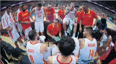  ??  ?? LISTOS. Sergio Scariolo da instruccio­nes a los jugadores de la Selección durante un tiempo muerto.