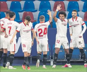  ?? FOTO: GETTY ?? Koundé, junto al goleador En Nesyri, celebra el valioso triunfo del equipo hispalense