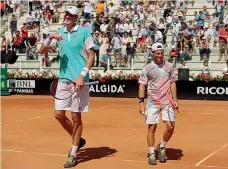  ?? (Getty) ?? Differenza
John Isner e Diego Schwartzma­n A Roma sono arrivati in finale nel doppio L’americano è alto 2,08 metri per 111 kg, l’argentino 1,70 m e pesa 64 kg